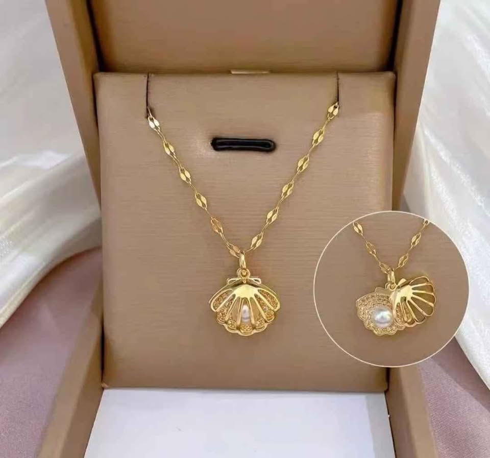Chic Gold Tone Seashell Pearl Pendant Necklace- Stainless Steel