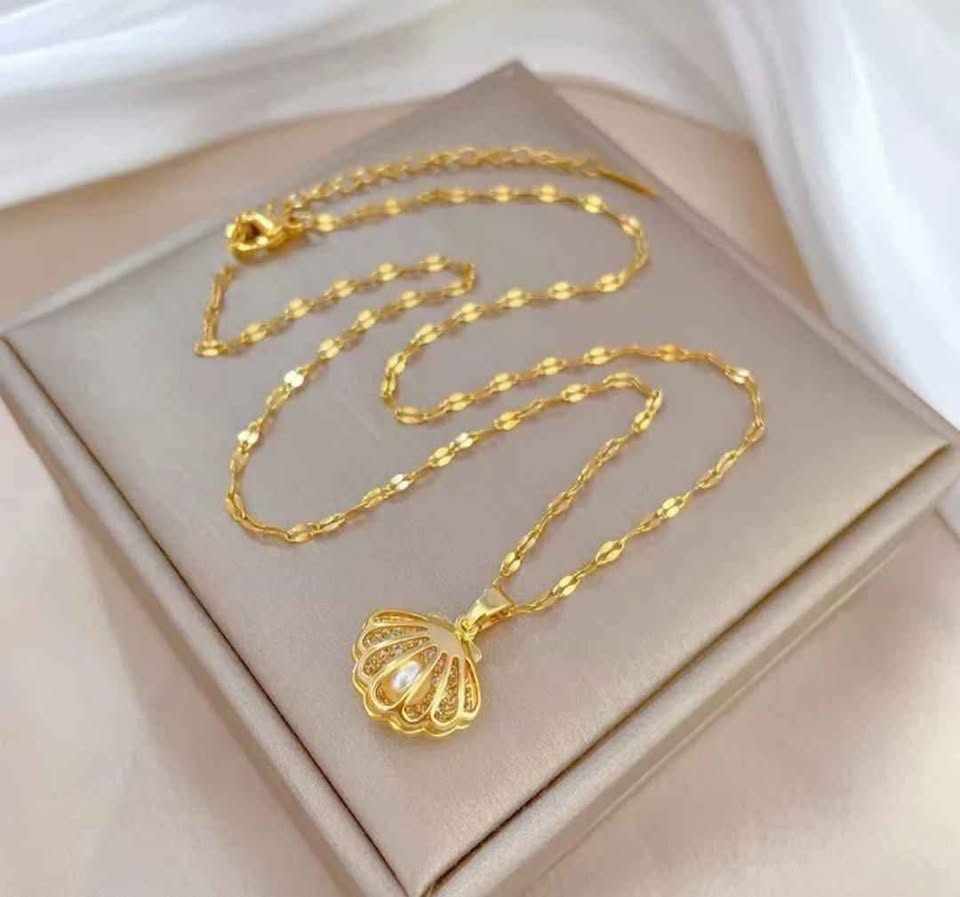 Chic Gold Tone Seashell Pearl Pendant Necklace- Stainless Steel
